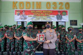 Bagikan Laptop dan Perlengkapan Olahraga, Kapolda M Iqbal Safari ke Markas TNI di Dumai